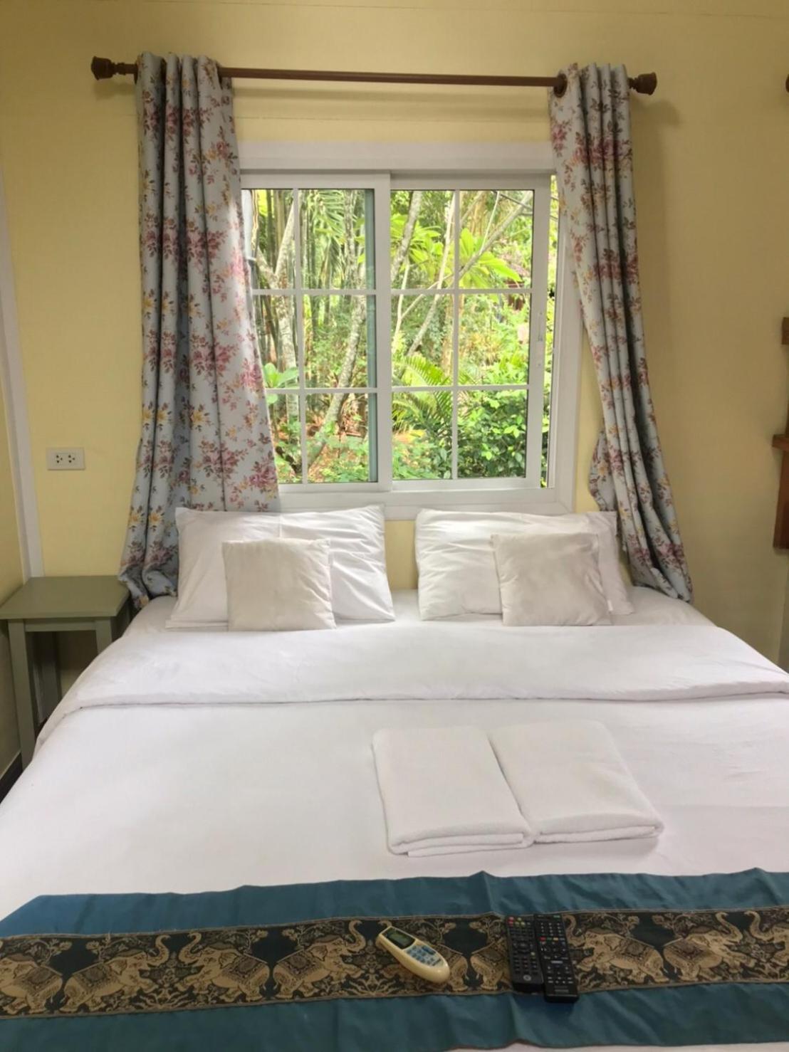 Baan Pong Tara Hotell Suan Phueng Eksteriør bilde